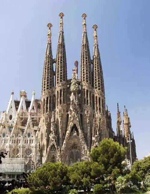 69 建筑微社区 69 查看内容    西班牙建筑师安东尼奥·高迪,是