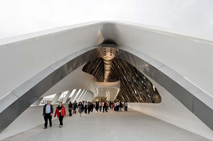 项目名称:萨拉戈萨世博会桥亭(bridge pavilion)建筑师:扎哈