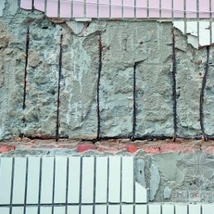 住宅墙面脱落 裸露钢筋锈迹斑斑