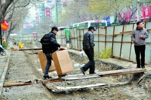 郑州东明路施工 4小区进出没“门”
