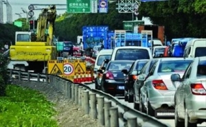 莘庄立交附近道路因施工拥堵严重