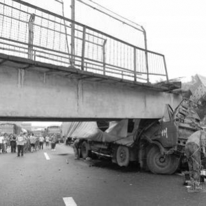 高速路货车撞跨天桥 车头成“变形金刚”