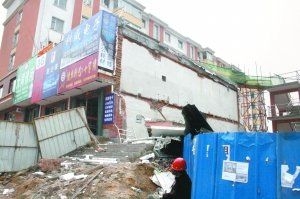 白山:空置二层门市房倒塌 开发商称这应该算是拆除