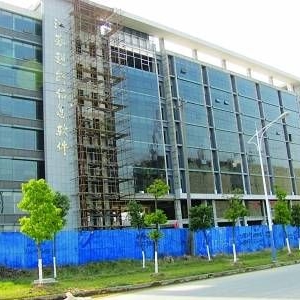 33米高大楼立柱歪了12厘米 公司回应“误差不是大问题”
