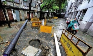 嘉兴:老小区改造道路挖开30米 工程一歇半个多月