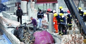 浴池储水罐砸塌楼顶一对母女身亡