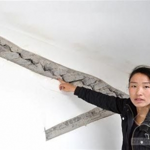 胶南新建小区楼房遍体裂缝最多一户开裂近50处