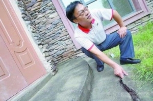 男子148万买别墅 还未入住已“伤痕累累”