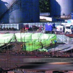 化工路10米高涵洞坍塌12名民工坠落两人受伤