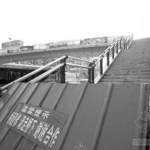 郑州天桥拆塑胶桥面铺回混凝土 市民质疑缘何折腾