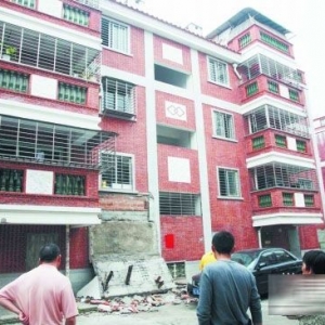 泉州:有关部门将排查整改小区雨篷