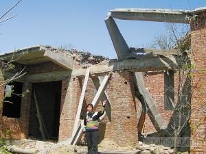 赞皇一在建房大梁折断土建筑队成被告