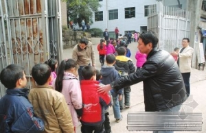 上学抄近路 700多学生“钻地道”