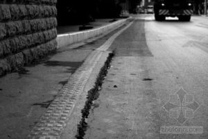 昆明:滇池路边挖坑致跨线桥开裂
