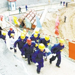 地铁车站“坍塌”原是实战演练 所有参建单位现场观摩