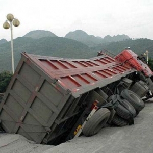 超载运煤车压塌公路桥路面