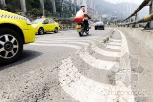 施工质量有问题 通车1年多路面就成“肚脐眼”