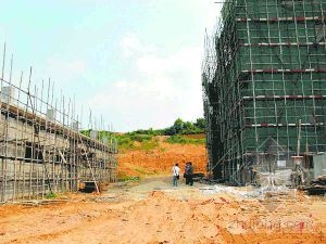 泥路高出地面12米挡道 500万厂房变荒地