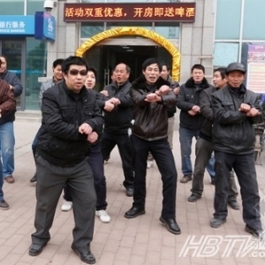 为讨工程款 农民工跳起讨薪Style