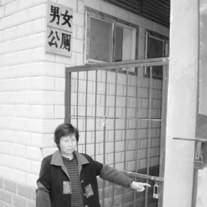 公厕建成没钱支付工程款 怕不验收三年不开放