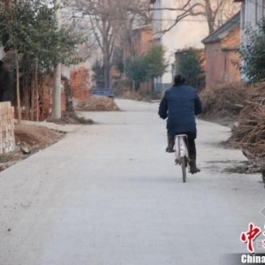 扶贫款修路修成“烂泥路”