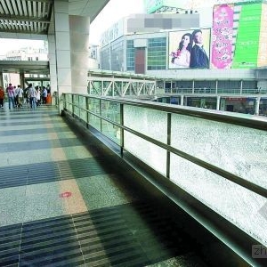 郑州二七广场天桥玻璃屡遭毁坏 每块价值1万元
