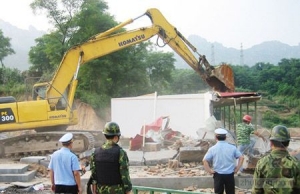浮山最牛违建被强拆 造价60万要办农家宴