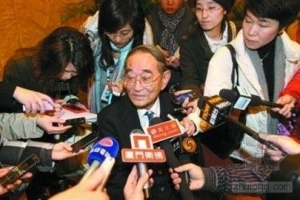 厉以宁:改革土地招标制度遏制高房价