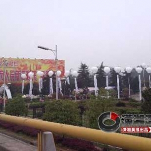 房产商办奢华丧礼 数十白气球挂挽联