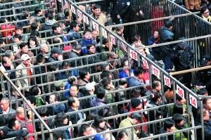 万余拆迁户等待100多个小时排队签房