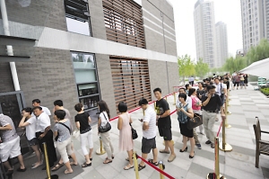 南京一楼盘放号四岁娃娃排号