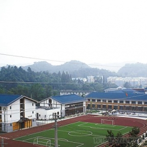 “世界材料”拼接的向峨小学