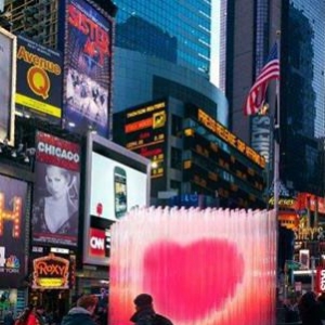 丹麦事务所BIG在纽约时代广场设计“LOVE”灯箱