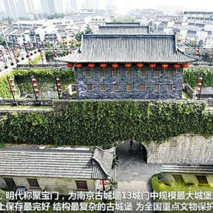 法拉利玩“漂移” 古城墙很受伤