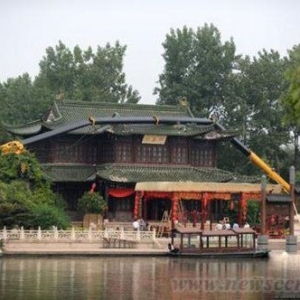 商业剧组瘦西湖拍剧 吊车侧翻砸坏熙春台