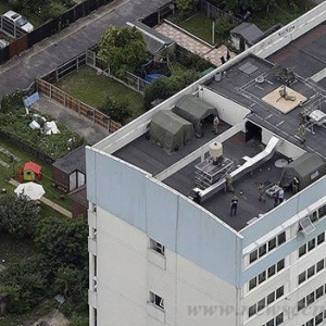 中国记者尝试数闯伦敦防空导弹建筑 遭警方拘捕
