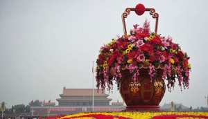 天安门广场史上最大花篮“祝福祖国”正式亮相