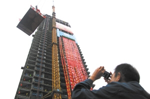 云贵高原第一楼高219.3米 打造昆明新地标