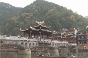 凤凰古城 “风雨雪雾”四座景观桥落成