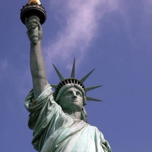 美国纽约自由女神像7月4日重新对公众开放