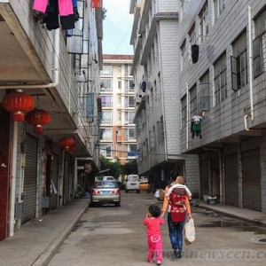 昆明一城中村30栋住房变“歪楼” 倾斜度达20°