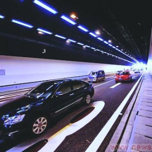 中国大陆首条海底隧道通车