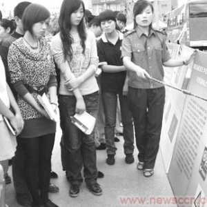 漯河消防官兵为市民答疑解惑