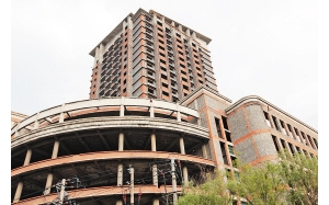 长春一栋23层建筑停工7年成烂尾楼