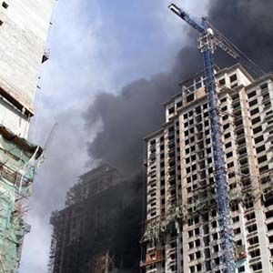 长春一在建高层突发大火 多名工人被困