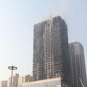 沈阳地标建筑被烟花点燃 五星级酒店面目全非