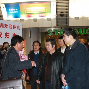 身陷囹圄奋力自救 众志成城安全撤离