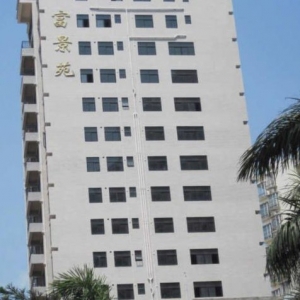 因未进行地基处理 海口19层违建变斜塔