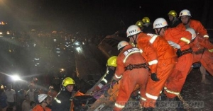 中国发生严重动车事故伤亡200多人