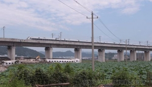 25日温州动车事故路段经过一天抢修恢复通车